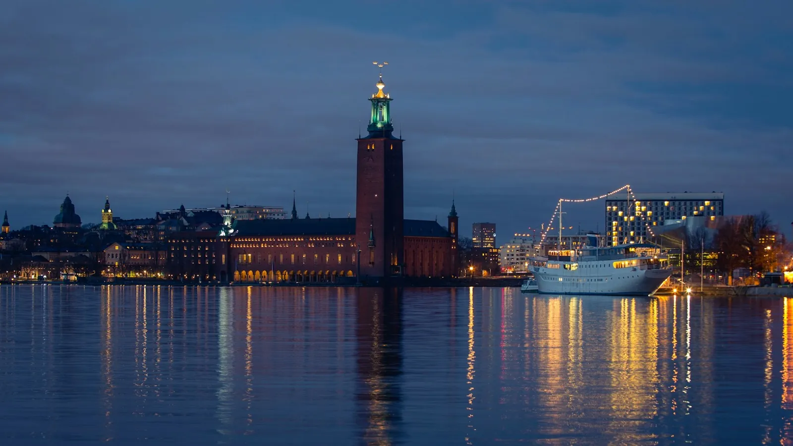 Stockholms Stadshus i blue hour speglat i Riddarfjärden
